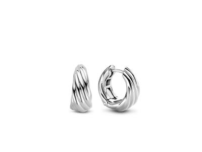 Het pronkstuk van deze TI SENTO zilveren hoepeloorbellen 7856SI zijn de vloeiende en sierlijke lijnen in het design. De kenmerkende ovale vorm maakt deze basic een eyecatcher. Deze oorbellen zijn vervaardigd uit 925 sterling zilver en gecoat met een laagje platinum om ze te beschermen en hun glans te behouden.